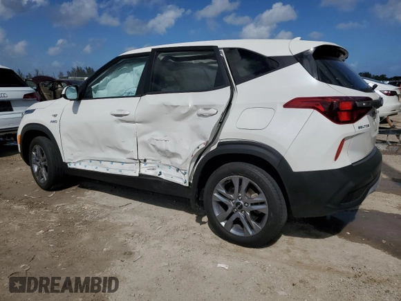 2023 Kia Seltos LX z VIN KNDEPCAA7P7461188, wystawiony jako Copart lot #51979035 z przebiegiem 22 962 mil mil oraz Szkoda całkowita • Salvage title. Historia ofert i sprzedaży dostępna na DreamBid. Obrazek 2.