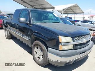 2005 Chevrolet Silverado 1500 LS z VIN 2GCEC19T551196609, wystawiony jako IAAI lot #42260357 z przebiegiem 302 851 mil mil oraz . Historia ofert i sprzedaży dostępna na DreamBid. Obrazek 1.