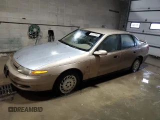 2002 Saturn LS z VIN 1G8JS54F22Y588038, wystawiony jako Copart lot #82722394 z przebiegiem 98 161 mil mil oraz Nie do naprawy. Historia ofert i sprzedaży dostępna na DreamBid. Obrazek 1.