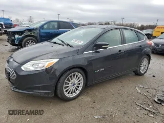 2013 Ford Focus Electric z VIN 1FADP3R45DL139846, wystawiony jako Copart lot #43901975 z przebiegiem 70 000 mil mil oraz Szkody całkowita. Historia ofert i sprzedaży dostępna na DreamBid. Obrazek 1.