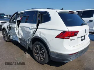 2018 Volkswagen Tiguan SEL z VIN 3VV3B7AX5JM091021, wystawiony jako IAAI lot #42392698 z przebiegiem 107 595 mil mil oraz . Historia ofert i sprzedaży dostępna na DreamBid. Obrazek 3.