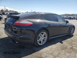 2012 Porsche Panamera z VIN WP0AA2A73CL071401, wystawiony jako Copart lot #49864355 z przebiegiem 95 142 mil mil oraz Czysty tytuł • Clean title. Historia ofert i sprzedaży dostępna na DreamBid. Obrazek 3.