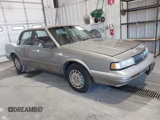 1996 Oldsmobile Cutlass Ciera 1SA VX5 z VIN 1G3AJ55M7T6328219, wystawiony jako IAAI lot #41663474 z przebiegiem 124 853 mil mil oraz . Historia ofert i sprzedaży dostępna na DreamBid. Obrazek 1.