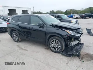 2021 Toyota Highlander Platinum z VIN 5TDFZRBHXMS151941, wystawiony jako IAAI lot #41482690 z przebiegiem 90 495 mil mil oraz . Historia ofert i sprzedaży dostępna na DreamBid. Obrazek 1.