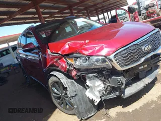 2020 Kia Sorento EX z VIN 5XYPHDA5XLG656584, wystawiony jako IAAI lot #42229020 z przebiegiem 54 791 mil mil oraz . Historia ofert i sprzedaży dostępna na DreamBid. Obrazek 1.
