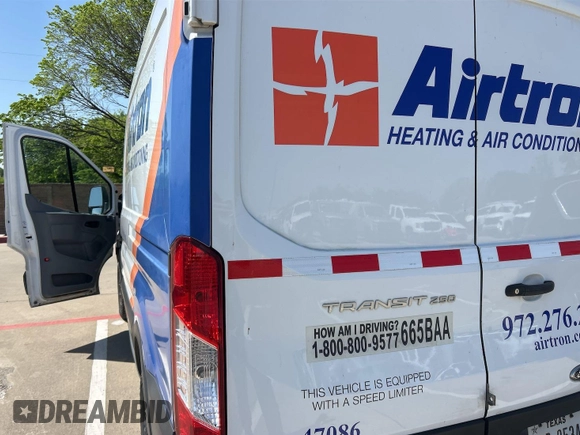 2019 Ford Transit z VIN 1FTYR1CM1KKA80395, wystawiony jako IAAI lot #42154368 z przebiegiem 170 950 mil mil oraz . Historia ofert i sprzedaży dostępna na DreamBid. Obrazek 1.