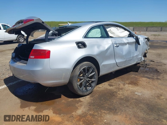 2013 Audi A5 Premium Plus z VIN WAULFAFR4DA000796, wystawiony jako IAAI lot #41970171 z przebiegiem Nie podano mil oraz . Historia ofert i sprzedaży dostępna na DreamBid. Obrazek 4.