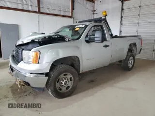 2013 GMC Sierra 2500HD Work Truck z VIN 1GT02ZCG5DZ356016, wystawiony jako Copart lot #49845125 z przebiegiem 110 517 mil mil oraz Szkoda całkowita • Salvage title. Historia ofert i sprzedaży dostępna na DreamBid. Obrazek 1.