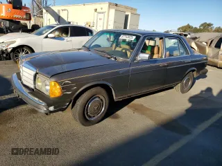1981 Mercedes-Benz 300 D z VIN WDBAB30A6BB226915, wystawiony jako Copart lot #87743925 z przebiegiem 241 960 mil mil oraz Szkoda całkowita • Salvage title. Historia ofert i sprzedaży dostępna na DreamBid. Obrazek 1.
