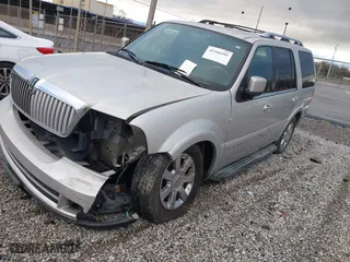 2006 Lincoln Navigator Luxury with VIN 5LMFU27586LJ09074, listed as a IAAI auction lot 41566105 with 266,395 mi miles. Bid and sale history available at carsss.com. Image 2.