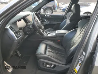 2023 BMW X5 M z VIN 5YMJU0C02P9N97072, wystawiony jako Copart lot #88469815 z przebiegiem 22 395 mil mil oraz Szkody całkowita. Historia ofert i sprzedaży dostępna na DreamBid. Obrazek 7.