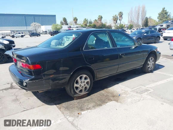 1999 Toyota Camry LE z VIN 4T1BG22K4XU574050, wystawiony jako IAAI lot #41991415 z przebiegiem 329 825 mil mil oraz . Historia ofert i sprzedaży dostępna na DreamBid. Obrazek 4.