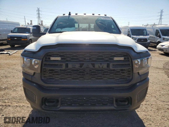 2024 Ram 2500 Tradesman z VIN 3C6UR5CJ4RG228480, wystawiony jako Copart lot #57084275 z przebiegiem 1 014 mil mil oraz Szkoda całkowita • Salvage title. Historia ofert i sprzedaży dostępna na DreamBid. Obrazek 5.