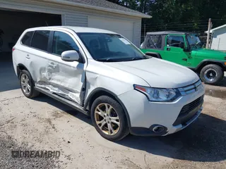 2015 Mitsubishi Outlander SE z VIN JA4AZ3A33FZ010847, wystawiony jako IAAI lot #42786985 z przebiegiem 144 479 mil mil oraz . Historia ofert i sprzedaży dostępna na DreamBid. Obrazek 1.