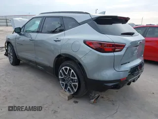 2025 Chevrolet Blazer RS с VIN 3GNKBKRS3SS124978, выставлен на аукционе IAAI как лот 41679182 с пробегом 3 532 миль миль и . История ставок и продаж доступна на DreamBid. Изображение 3.