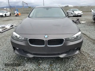 2013 BMW 3 Series 328i z VIN WBA3C1C54DF440529, wystawiony jako Copart lot #48949335 z przebiegiem 83 765 mil mil oraz Szkody całkowita. Historia ofert i sprzedaży dostępna na DreamBid. Obrazek 5.