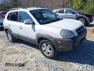 2008 Hyundai Tucson SE with VIN KM8JN12D68U874428, listed as a IAAI auction lot 41997490 with 174,110 mi miles. Bid and sale history available at carsss.com. Image 1.
