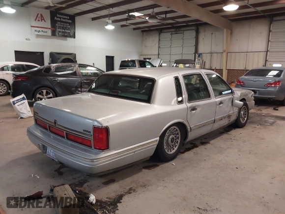 1997 Lincoln Town Car Executive z VIN 1LNLM81W0VY733723, wystawiony jako IAAI lot #41569359 z przebiegiem 104 356 mil mil oraz . Historia ofert i sprzedaży dostępna na DreamBid. Obrazek 4.
