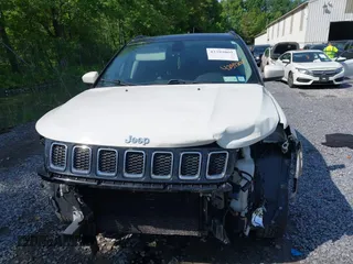 2018 Jeep Compass Latitude z VIN 3C4NJDBB2JT281182, wystawiony jako IAAI lot #42392069 z przebiegiem 112 758 mil mil oraz . Historia ofert i sprzedaży dostępna na DreamBid. Obrazek 12.