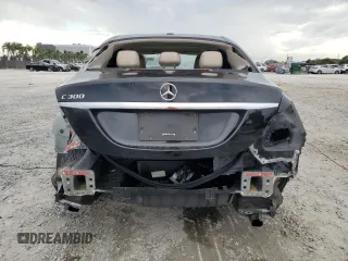 2019 Mercedes-Benz C 300 z VIN 55SWF8DB8KU289988, wystawiony jako Copart lot #55739365 z przebiegiem 65 277 mil mil oraz Szkoda całkowita • Salvage title. Historia ofert i sprzedaży dostępna na DreamBid. Obrazek 6.