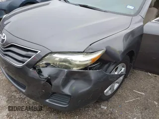 2011 Toyota Camry LE z VIN 4T4BF3EK1BR216262, wystawiony jako IAAI lot #42206210 z przebiegiem 79 660 mil mil oraz . Historia ofert i sprzedaży dostępna na DreamBid. Obrazek 13.