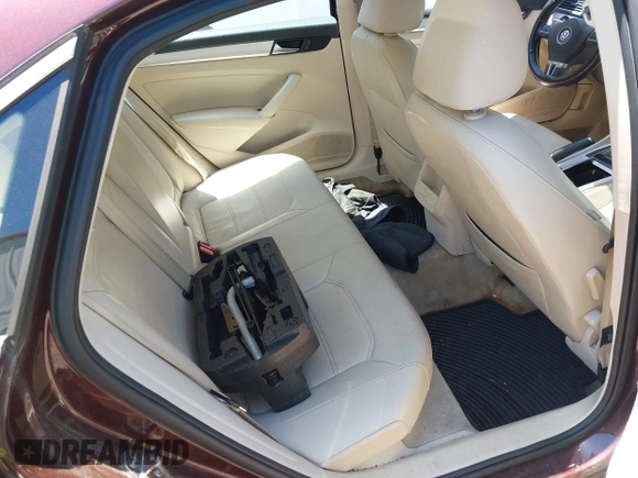 2012 Volkswagen Passat SE z VIN 1VWBP7A30CC107216, wystawiony jako IAAI lot #42545676 z przebiegiem 151 417 mil mil oraz . Historia ofert i sprzedaży dostępna na DreamBid. Obrazek 8.