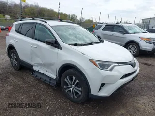 2017 Toyota RAV4 LE z VIN 2T3BFREV7HW595503, wystawiony jako IAAI lot #42131114 z przebiegiem 68 204 mil mil oraz . Historia ofert i sprzedaży dostępna na DreamBid. Obrazek 1.