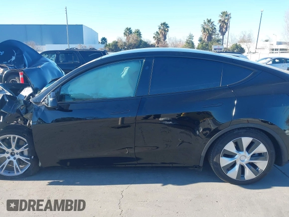 2024 Tesla Model Y Long Range with VIN 7SAYGAEE7RF014424, listed as a IAAI auction lot 41402098 with 6,052 mi miles and . Bid and sale history available at DreamBid. Image 14.