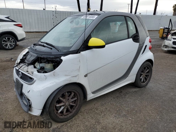 2014 Smart fortwo Pure with VIN WMEEJ3BAXEK745569, listed as a Copart auction lot 48601055 with 114,673 mi miles and Salvage title. Bid and sale history available at DreamBid. Image 1.