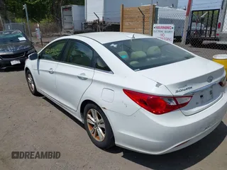2013 Hyundai Sonata GLS z VIN 5NPEB4ACXDH698593, wystawiony jako IAAI lot #42273055 z przebiegiem 198 516 mil mil oraz . Historia ofert i sprzedaży dostępna na DreamBid. Obrazek 6.