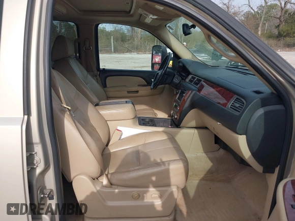 2008 Chevrolet Suburban Commercial with VIN 3GNGK26K98G207580, listed as a IAAI auction lot 41652697 with 262,677 mi miles. Bid and sale history available at carsss.com. Image 5.