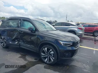 2024 Volvo XC40 Plus Dark Theme with VIN YV4L12UL5R2308371, listed as a IAAI auction lot 42516455 with 9,056 mi miles and . Bid and sale history available at DreamBid. Image 1.