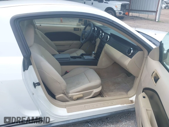 2005 Ford Mustang Deluxe с VIN 1ZVFT80N455143715, выставлен на аукционе IAAI как лот 42439492 с пробегом 131 102 миль миль и . История ставок и продаж доступна на DreamBid. Изображение 5.