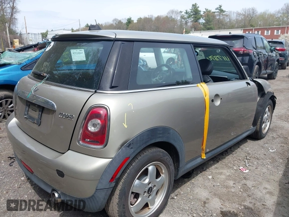 2010 MINI Hardtop z VIN WMWMF3C52ATZ61026, wystawiony jako IAAI lot #42117874 z przebiegiem 121 080 mil mil oraz . Historia ofert i sprzedaży dostępna na DreamBid. Obrazek 4.