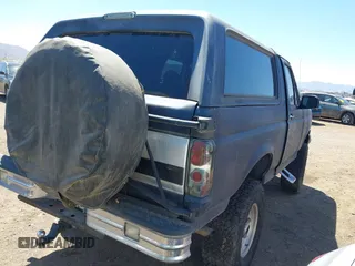 1995 Ford Bronco Custom with VIN 1FMEU15H5SLB65909, listed as a IAAI auction lot 41880810 with 216,927 mi miles. Bid and sale history available at carsss.com. Image 4.