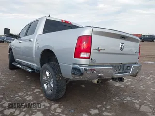 2016 Ram 1500 Big Horn z VIN 1C6RR7LT6GS196835, wystawiony jako IAAI lot #42330886 z przebiegiem 219 515 mil mil oraz . Historia ofert i sprzedaży dostępna na DreamBid. Obrazek 3.