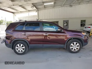 2012 Kia Sorento LX z VIN 5XYKT4A6XCG218424, wystawiony jako IAAI lot #42351646 z przebiegiem 185 016 mil mil oraz . Historia ofert i sprzedaży dostępna na DreamBid. Obrazek 13.