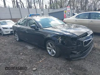 2018 Volvo S90 Momentum with VIN LVY982MK6JP036297, listed as a IAAI auction lot 42094817 with 285,693 mi miles. Bid and sale history available at carsss.com. Image 1.