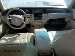 2006 Lincoln Town Car Signature z VIN 1LNHM81W26Y600713, wystawiony jako Copart lot #56341385 z przebiegiem Nie podano mil oraz Szkoda całkowita • Salvage title. Historia ofert i sprzedaży dostępna na DreamBid. Obrazek 8.