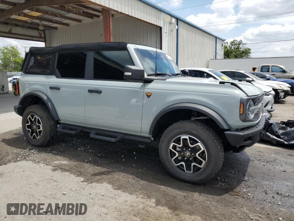 2024 Ford Bronco Badlands z VIN 1FMEE9BP3RLA46984, wystawiony jako Copart lot #55505075 z przebiegiem 4089 mil mil oraz Szkody całkowita. Historia ofert i sprzedaży dostępna na DreamBid. Obrazek 4.