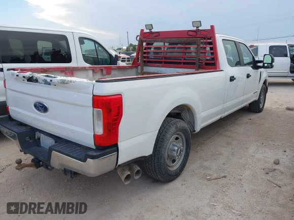 2018 Ford F-350 XL z VIN 1FT7W3AT6JEC70670, wystawiony jako IAAI lot #42365675 z przebiegiem 208 795 mil mil oraz . Historia ofert i sprzedaży dostępna na DreamBid. Obrazek 4.