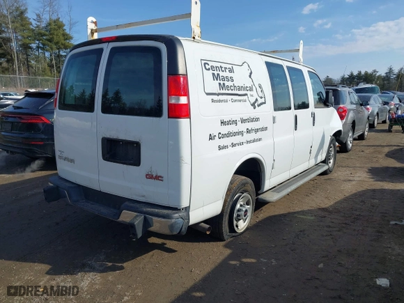 2019 GMC Savana Cargo Van with VIN 1GTW7AFG5K1210624, listed as a IAAI auction lot 41786354 with 105,345 mi miles. Bid and sale history available at carsss.com. Image 4.