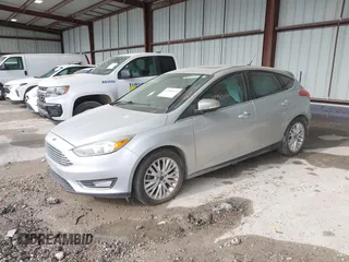 2015 Ford Focus Titanium z VIN 1FADP3N2XFL348149, wystawiony jako IAAI lot #41983021 z przebiegiem 208 765 mil mil oraz . Historia ofert i sprzedaży dostępna na DreamBid. Obrazek 2.