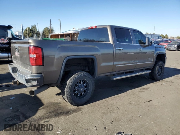 2015 GMC Sierra 3500HD SLT z VIN 1GT423E88FF189157, wystawiony jako Copart lot #84967694 z przebiegiem 137 147 mil mil oraz Czysty tytuł • Clean title. Historia ofert i sprzedaży dostępna na DreamBid. Obrazek 3.