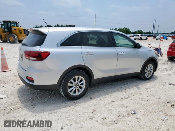 2019 Kia Sorento LX z VIN 5XYPG4A5XKG558737, wystawiony jako Copart lot #56864265 z przebiegiem 99 633 mil mil oraz Czysty tytuł • Clean title. Historia ofert i sprzedaży dostępna na DreamBid. Obrazek 3.