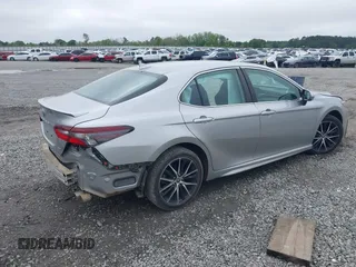 2023 Toyota Camry SE z VIN 4T1G11AK4PU724404, wystawiony jako IAAI lot #41925212 z przebiegiem 53 225 mil mil oraz . Historia ofert i sprzedaży dostępna na DreamBid. Obrazek 4.
