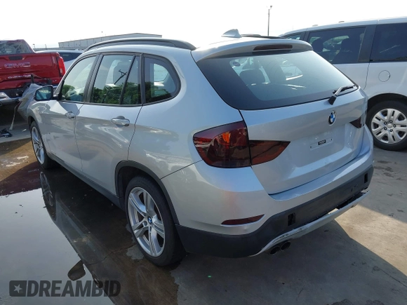 2014 BMW X1 sDrive28i z VIN WBAVM1C51EVW52544, wystawiony jako IAAI lot #41901275 z przebiegiem 117 832 mil mil oraz . Historia ofert i sprzedaży dostępna na DreamBid. Obrazek 3.