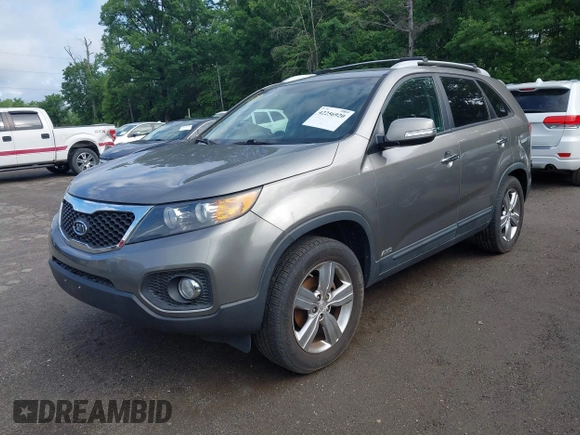 2013 Kia Sorento EX z VIN 5XYKUDA65DG413913, wystawiony jako IAAI lot #42256920 z przebiegiem 115 829 mil mil oraz . Historia ofert i sprzedaży dostępna na DreamBid. Obrazek 2.