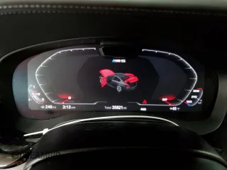 2021 BMW M5 z VIN WBS83CH04MCF76691, wystawiony jako Copart lot #39773233 z przebiegiem 35 821 mil mil oraz . Historia ofert i sprzedaży dostępna na DreamBid. Obrazek 9.