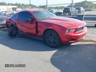 2012 Ford Mustang Premium z VIN 1ZVBP8AM4C5222372, wystawiony jako IAAI lot #42722410 z przebiegiem 156 965 mil mil oraz . Historia ofert i sprzedaży dostępna na DreamBid. Obrazek 1.